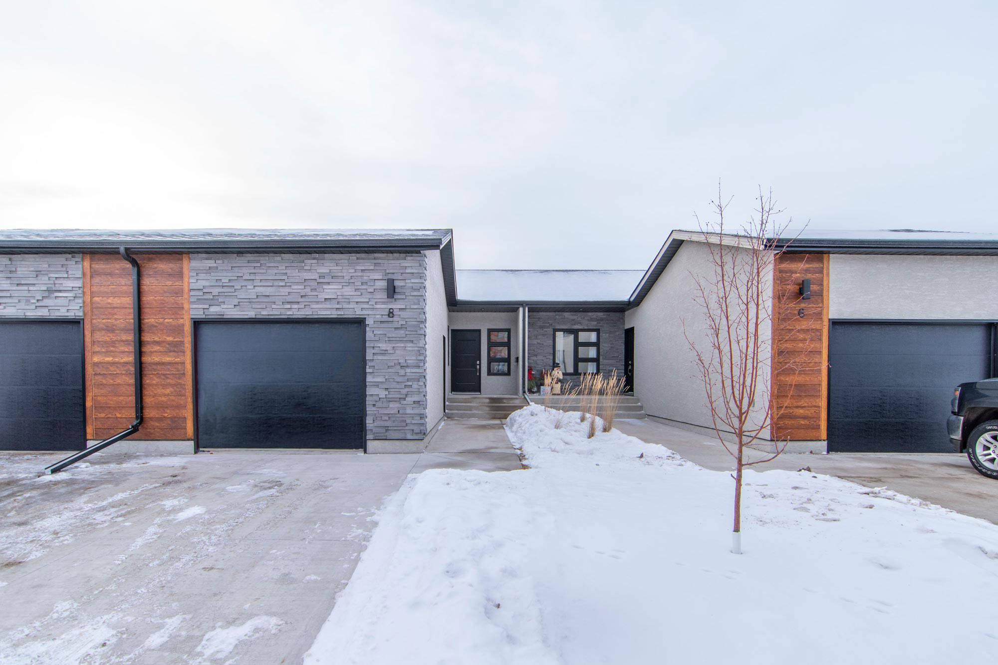 8 Valcourt Way